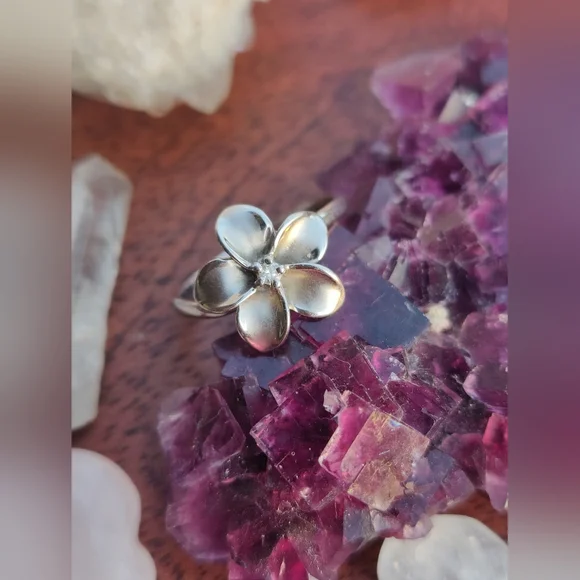 ✨ Plumeria Hawaiian Flower Ring ✨ - Picture 2 of 3